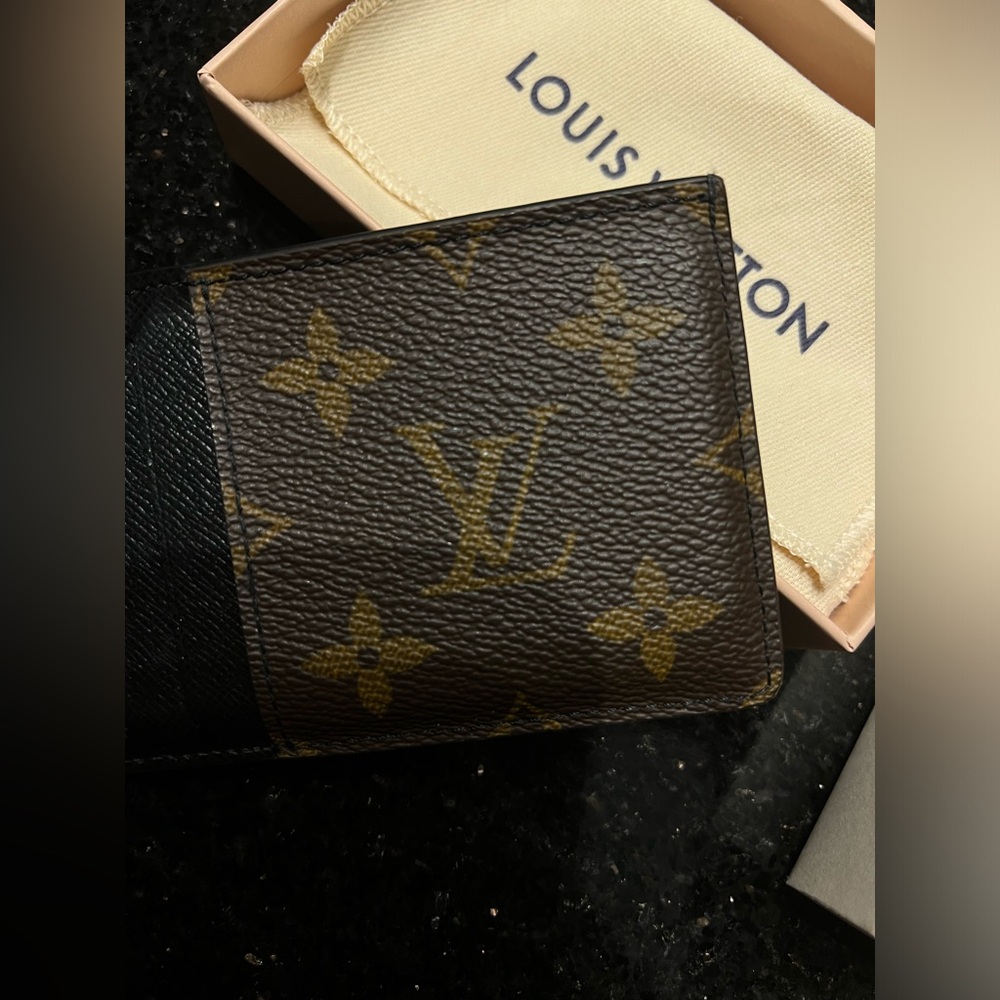 Louis Vuitton Wallet - Picture 1 of 3